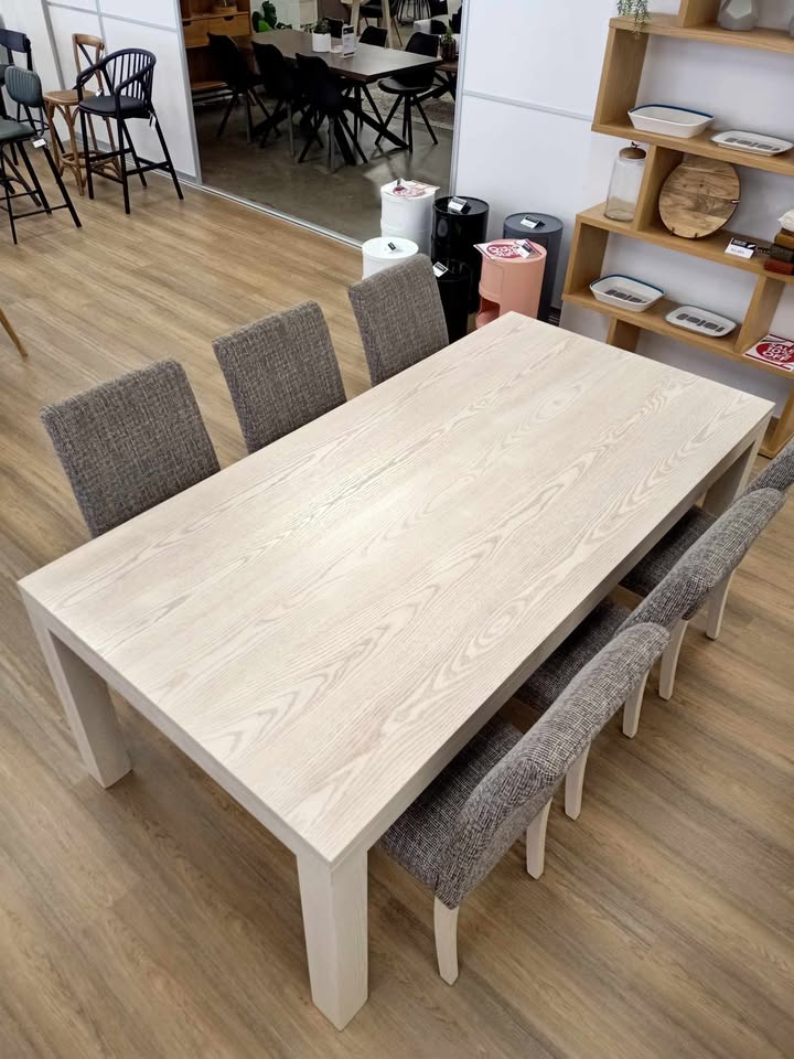 Concept Dining Table